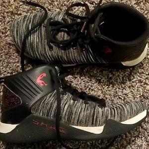 Basketball shoes